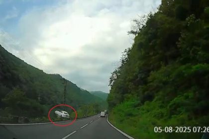 Imagini cu masina cazuta in Olt marti dimineata