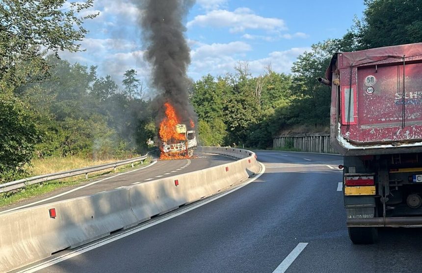 Incendiu pe DN7 TIR cu alimente prins de flacari