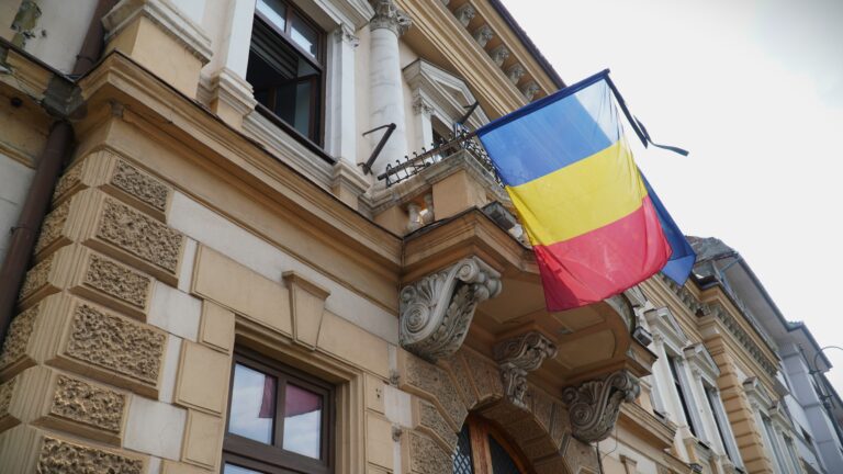 Institutii din Sibiu cu drapelul in berna zi de doliu