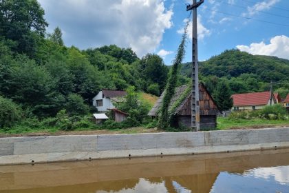 Malul parau Saliste intarit cu zid de beton