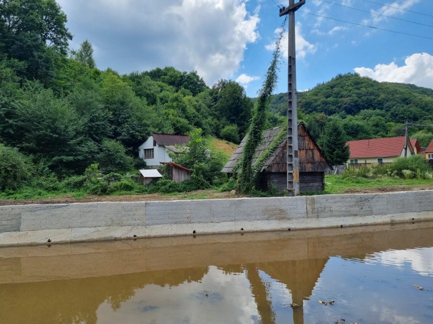 Malul parau Saliste intarit cu zid de beton