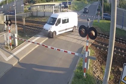 Miracol in Polonia Soferul microbuzului supravietuieste accidentului de tren