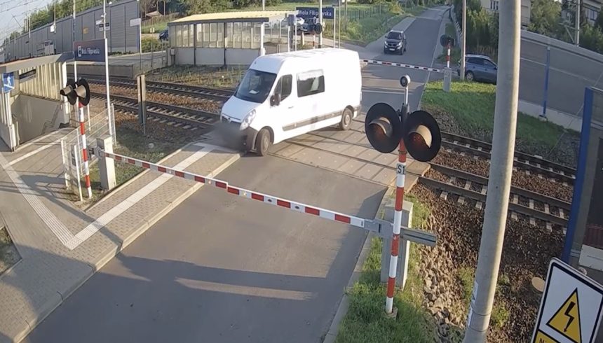 Miracol in Polonia Soferul microbuzului supravietuieste accidentului de tren