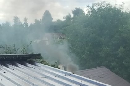 Sateanca din Orlat suparata de vecinul care arde plastic