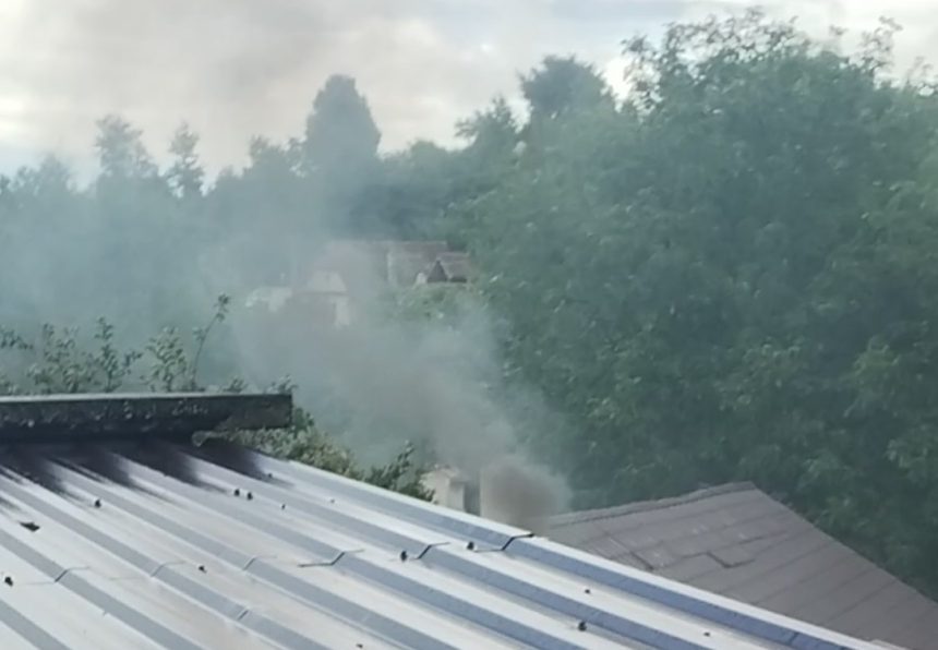 Sateanca din Orlat suparata de vecinul care arde plastic