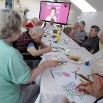 Seniorii din Saliste au pictat trandafiri din suflet