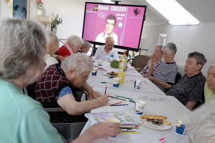 Seniorii din Saliste au pictat trandafiri din suflet