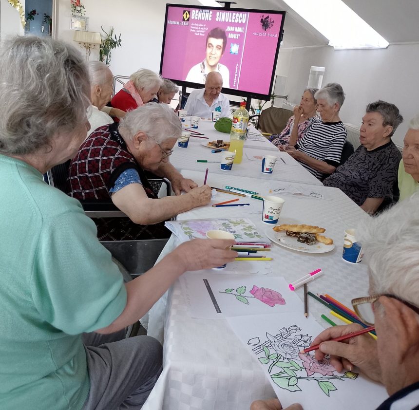 Seniorii din Saliste au pictat trandafiri din suflet