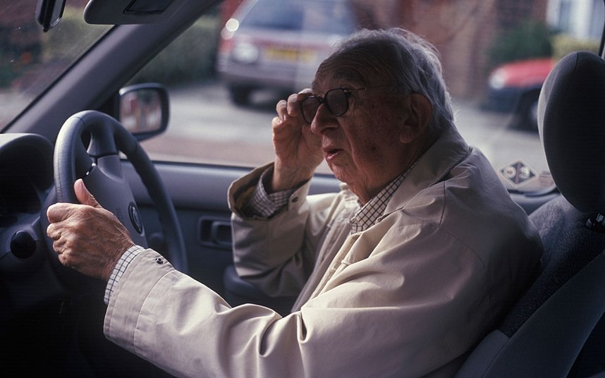 Sofer senior cu 074 alcoolemie a trecut pe rosu