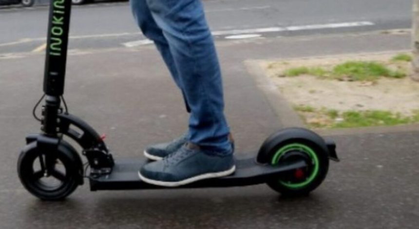 Tanar pe trotineta lovit de o masina pe Mihai Viteazul