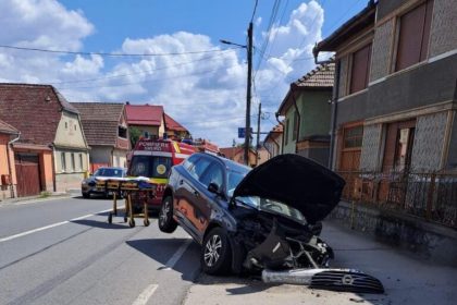 Tata si fiu accidentati la Seica Mare masina in cap de pod