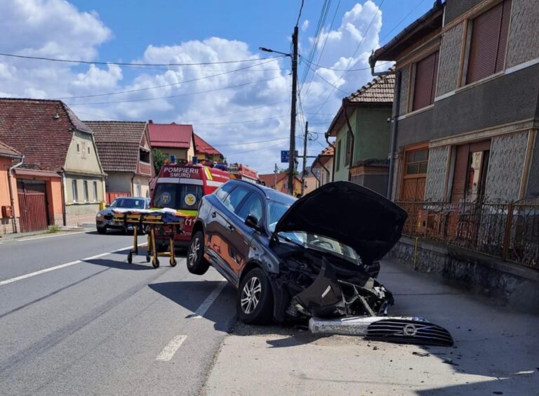 Tata si fiu accidentati la Seica Mare masina in cap de pod