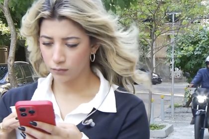 Tentativa de jaf live Reporterita atacata de hot pe motocicleta