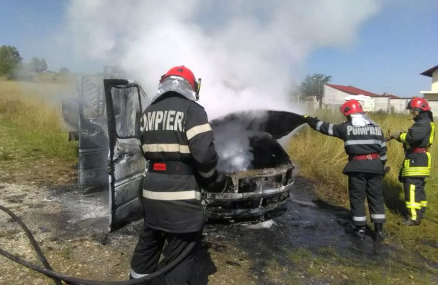 Trafic blocat total in Sura Mare autoturism in flacari