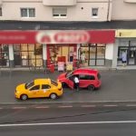 Trotuare mereu ocupate de masini pe Soseaua Alba Iulia Pietonii sunt revoltati video