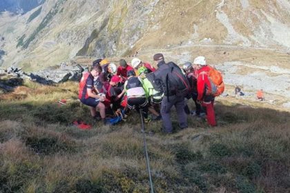Turist cu piciorul fracturat salvat din Fagaras