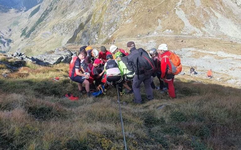 Turist cu piciorul fracturat salvat din Fagaras