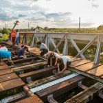 Voluntarii mocanitei au restaurat hotii au furat Podul Fetelor de pe Valea Hartibaciului jefuit foto