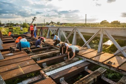 Voluntarii mocanitei au restaurat hotii au furat Podul Fetelor de pe Valea Hartibaciului jefuit foto
