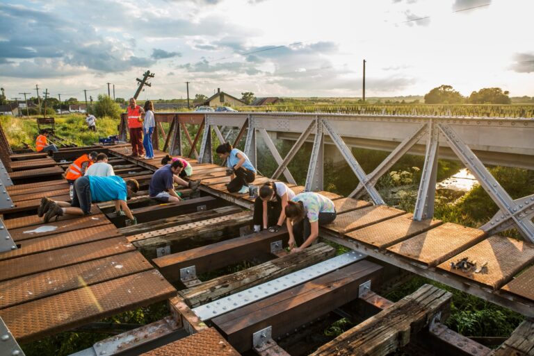 Voluntarii mocanitei au restaurat hotii au furat Podul Fetelor de pe Valea Hartibaciului jefuit foto