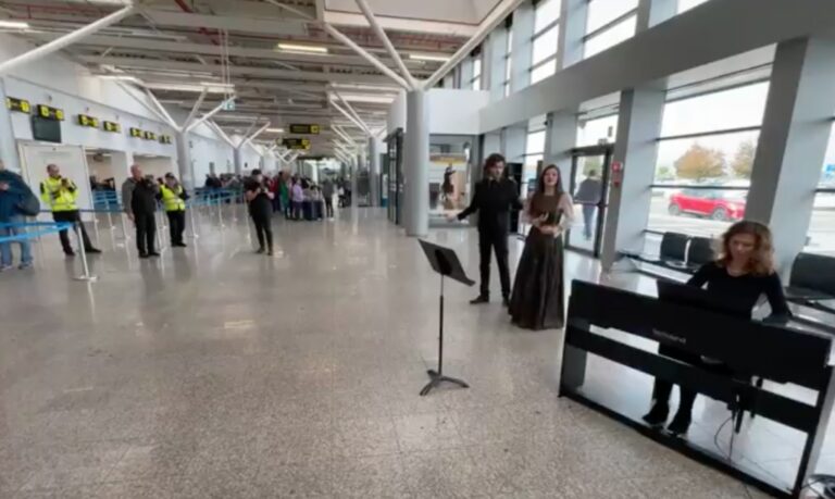 A inceput Festivalul de Opera de la Sibiu Reci tal in aeroport
