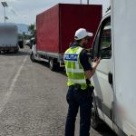 A pus numere false pe duba si a intalnit politia