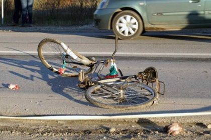 Accident in sens giratoriu la Sibiu biciclist lovit de masina
