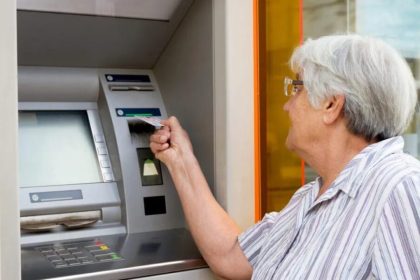 Adio cozi la posta pensiile ar putea fi platite pe card