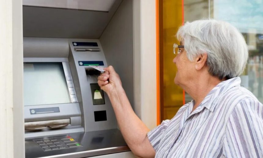 Adio cozi la posta pensiile ar putea fi platite pe card