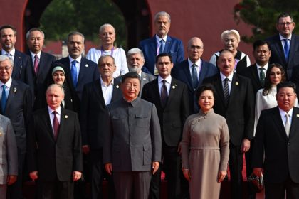Adrian Nastase si Viorica Dancila fotografiati cu Putin Xi si Kim