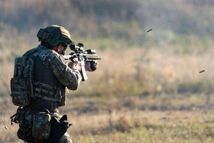 Armata se antreneaza focuri de arme zi si noapte