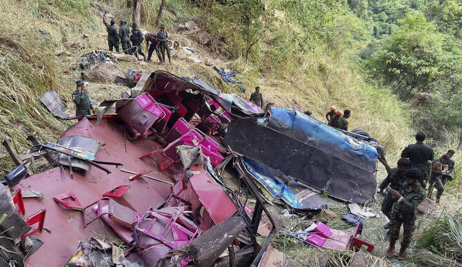 Autobuz cazut intr o prapastie de 300 metri 15 morti 16 raniti