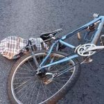 Biciclist de 81 de ani dus la spital dupa o cadere