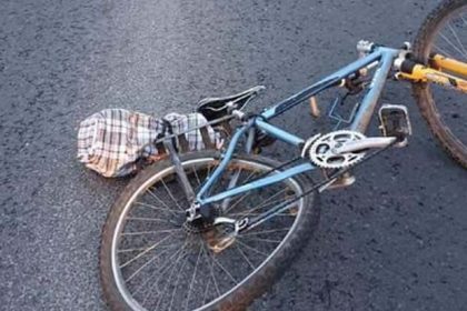 Biciclist de 81 de ani dus la spital dupa o cadere