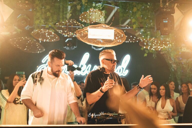 Cand Dirty Nano mixeaza Sibiu danseaza noapte grozava in Backyard