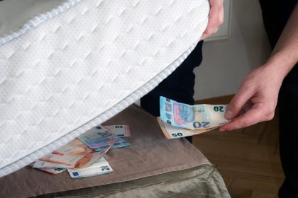 Ce nu stim despre carduri Banca Europeana recomanda cash acasa