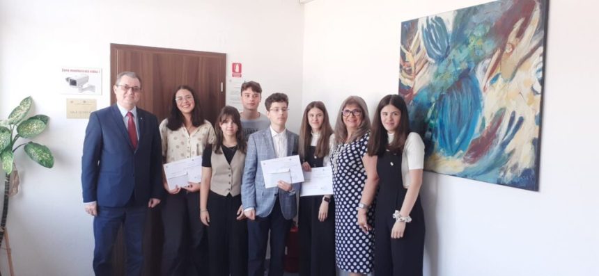 Cei mai buni elevi din tara recompensati financiar