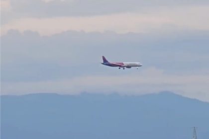 Cerul Sibiului survolat de un avion timp de ore