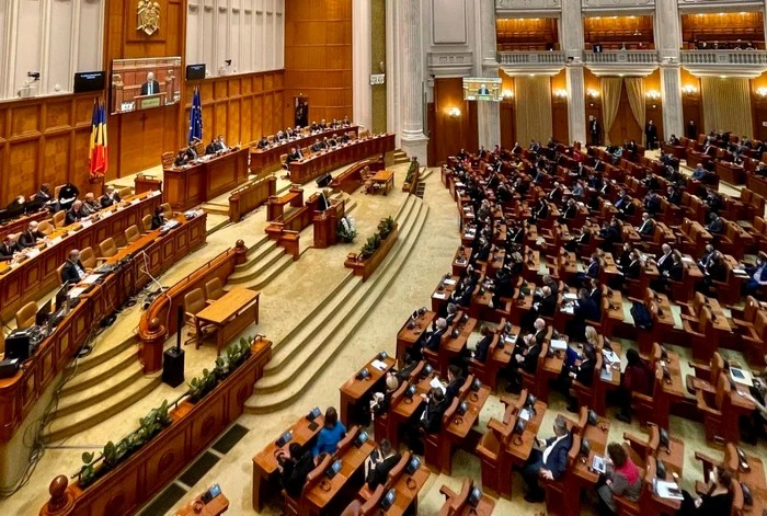 Circ total in Parlament replici dure si jigniri la dezbaterea legii culturii
