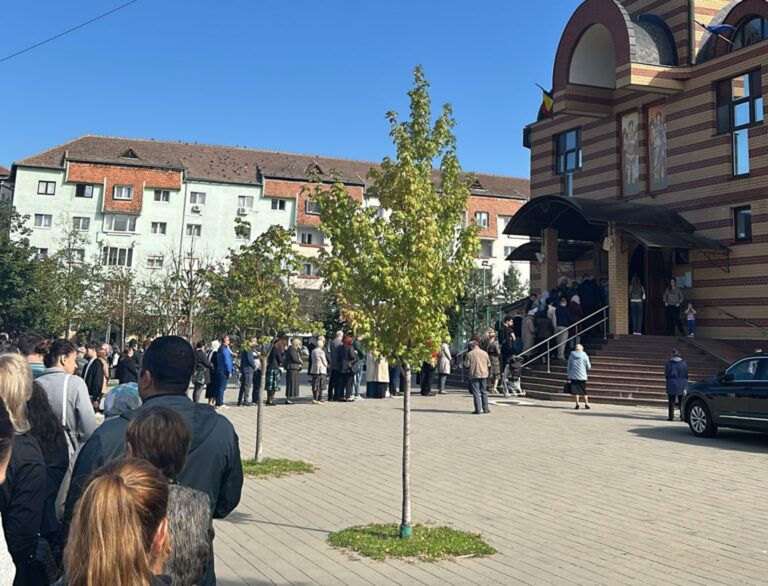 Coada la Biserica din Strand pentru pelerinaj