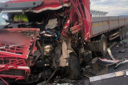 Coliziune in lant pe A1 un TIR a zdrobit camion