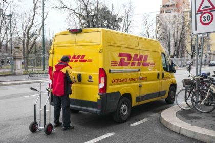 Comanzi din strainatate DHL creste preturile livrarii in Romania