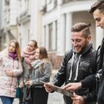 Conectat la lume Cum informatile modeleaza comunitatea locala