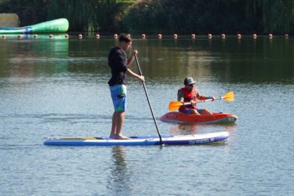 De la canicula la distractie sibienii au avut plimbari gratuite cu caiacul si paddle ul pe Lacul lui Binder