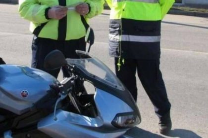 Doi mopedisti au avut un accident pe Calea Surii Mari Unul a fugit
