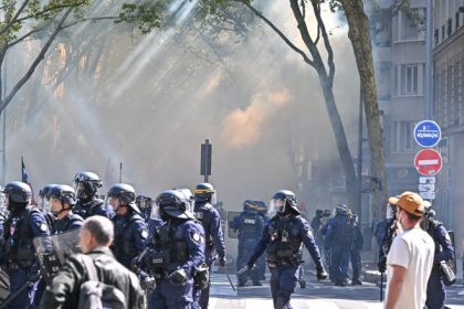 Franta in strada sute de mii protesteaza bugetar