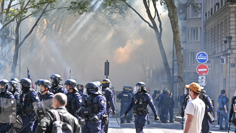 Franta in strada sute de mii protesteaza bugetar