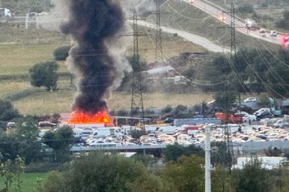 Incendiu puternic la iesirea din Sibiu catre Agnita ISU intervine cu autospeciale video