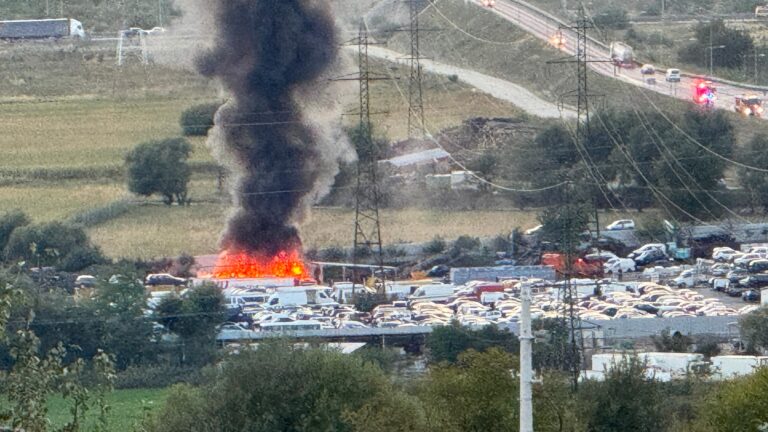 Incendiu puternic la iesirea din Sibiu catre Agnita ISU intervine cu autospeciale video