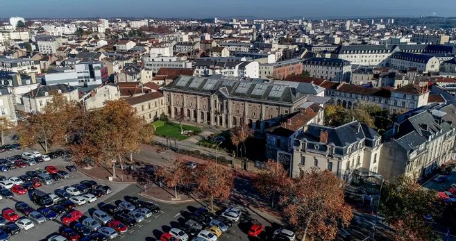 Jaf de 9 5 milioane de euro la muzeul portelanului